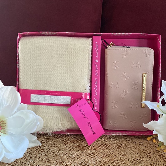 Betsey Johnson Light Pink Bow Embossed Wallet, with Soft, Cozy Cream Scarf - Picture 13 of 13